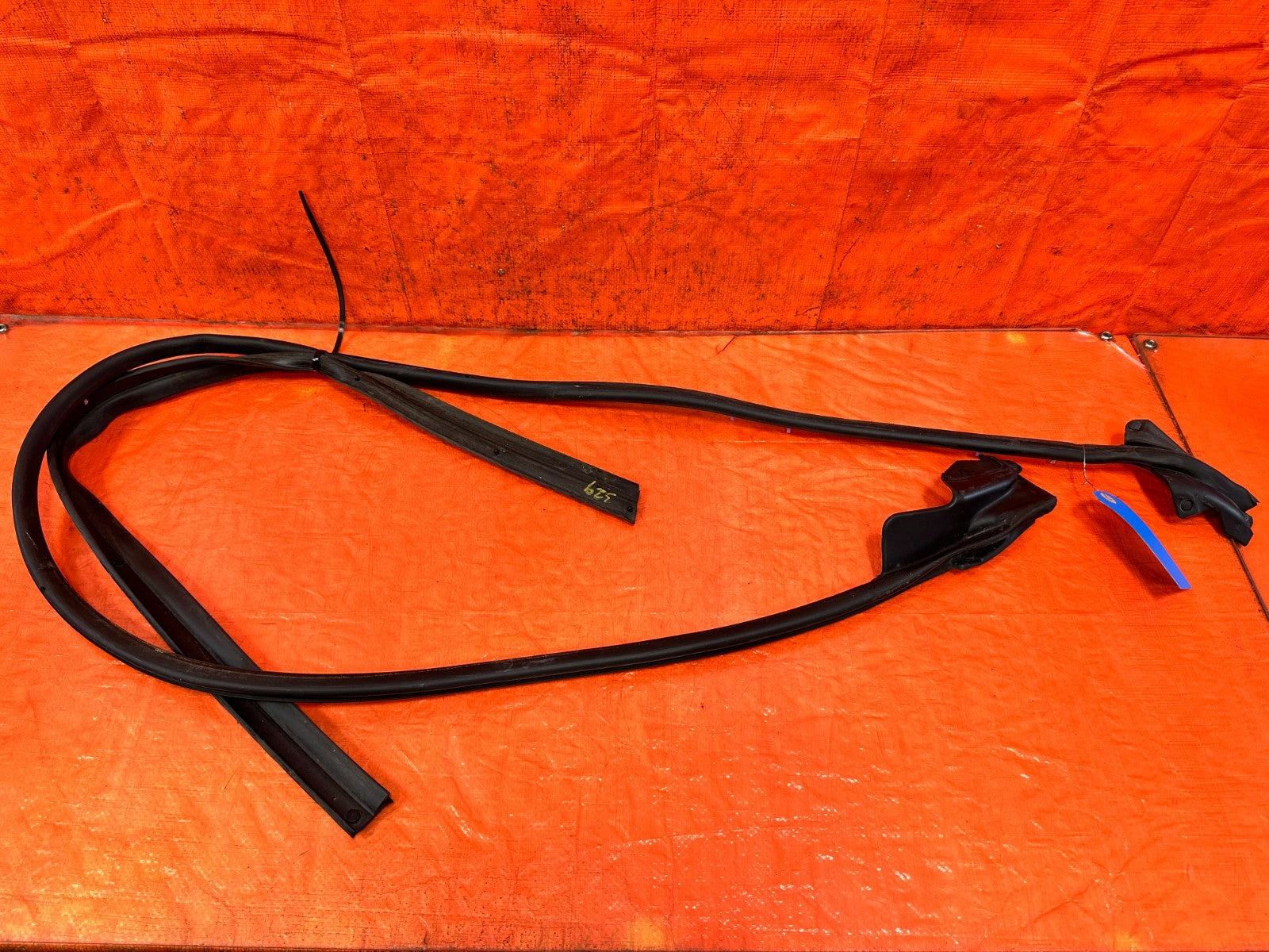 08 15 INFINITI G37 & Q60 2D COUPE RIGHT DOOR MOUNTED WEATHER STRIP OEM 32914