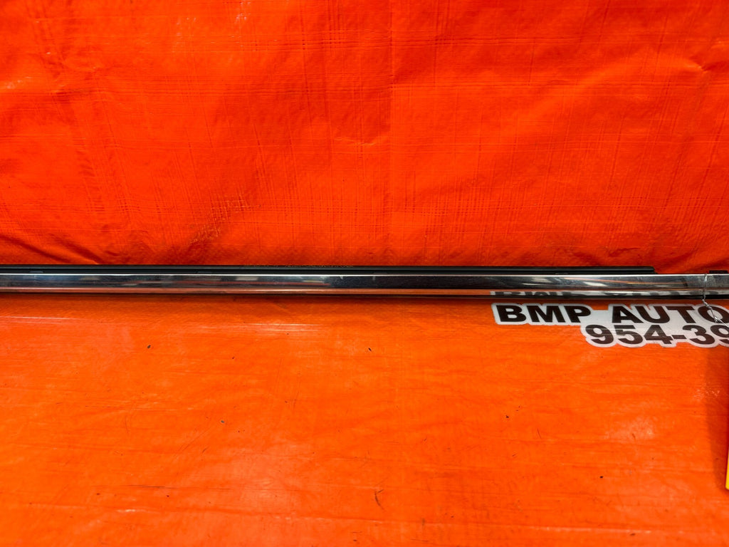 14 20 INFINITI Q50   PASSENGER RIGHT FRONT EXTERIOR WINDOW GLASS TRIM   OEM #1136