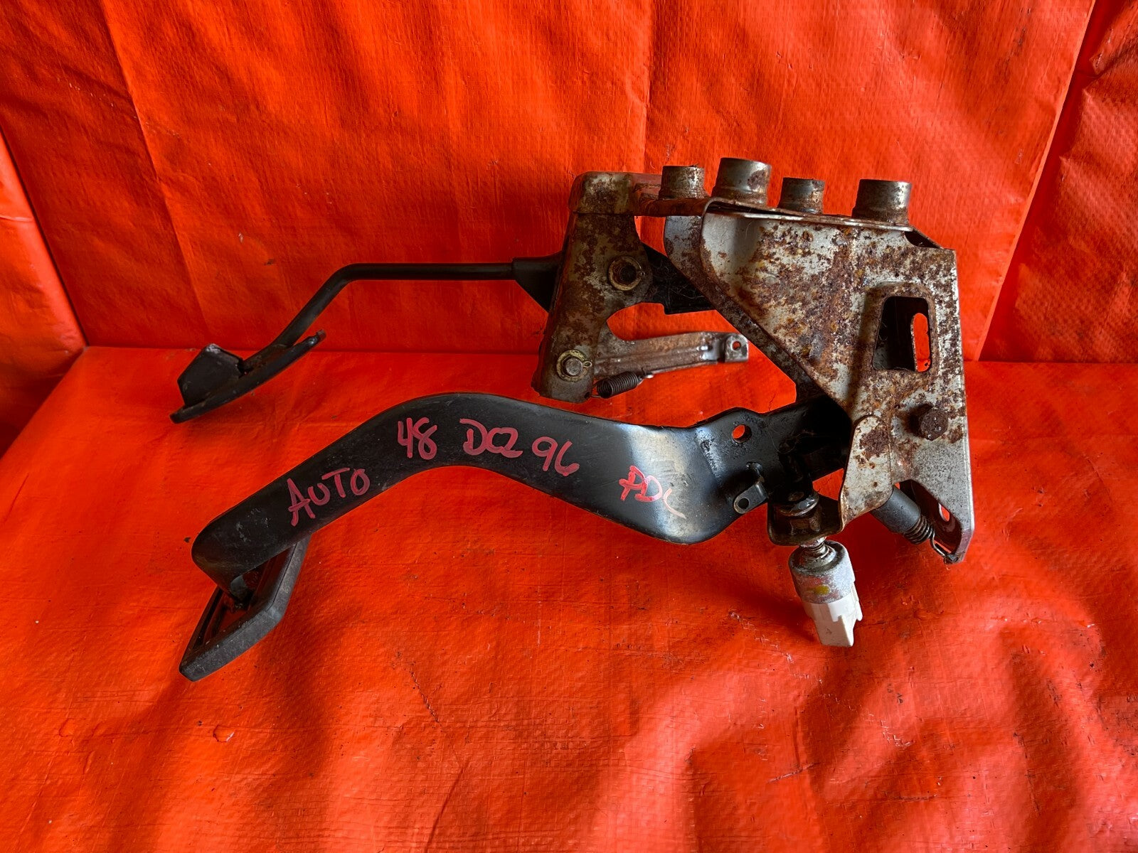 94 01 ACURA INTEGRA   AUTOMATIC TRANSMISSION MODEL   GAS AND BRAKE PEDAL SET OEM5