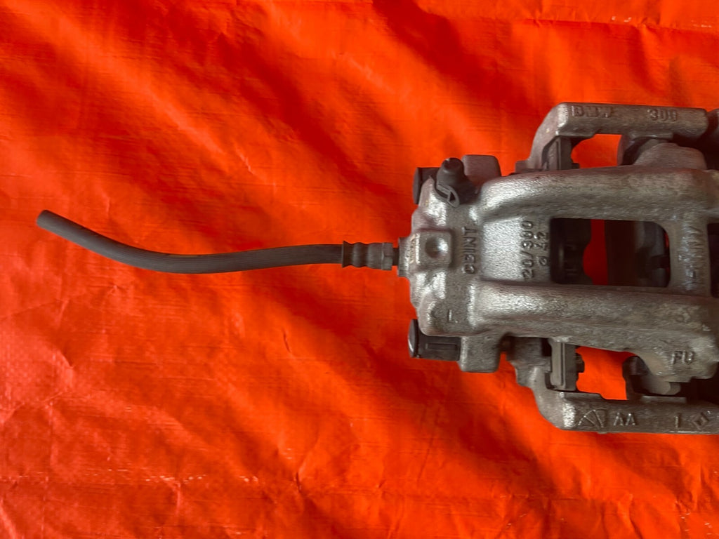 17 18 BMW 320i   REAR WHEEL DRIVE   BASE NON SPORT   REAR CALIPER SET LEFT RIGHT6