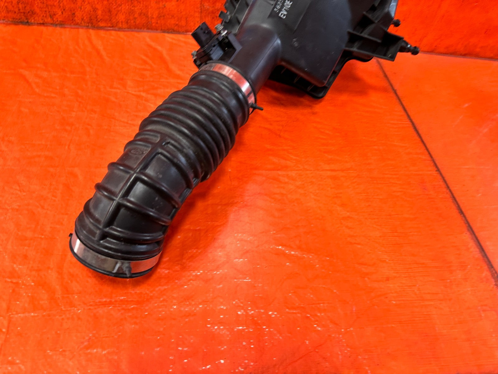 08 15 INFINITI G37 COUPE  RIGHT AIR FILTER HOUSING INTAKE BOX ARM   OEM #3201