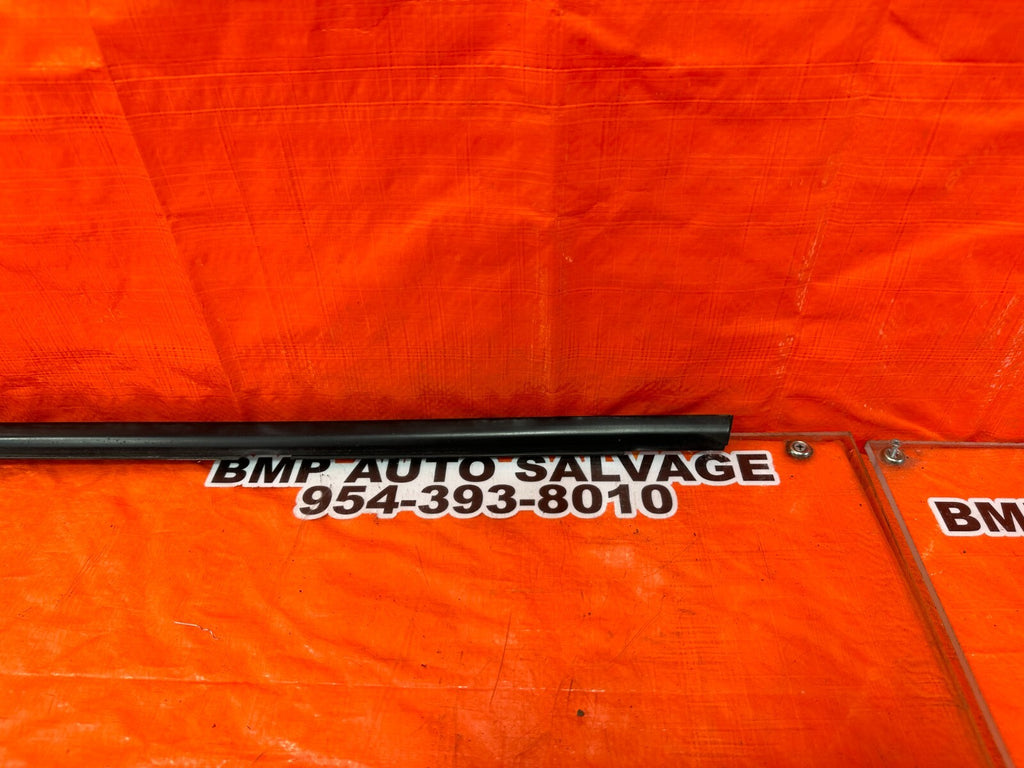 15 21 SUBARU WRX & STI DRIVER LEFT EXTERIOR GLASS TRIM DRIP RETAINER OEM 1824