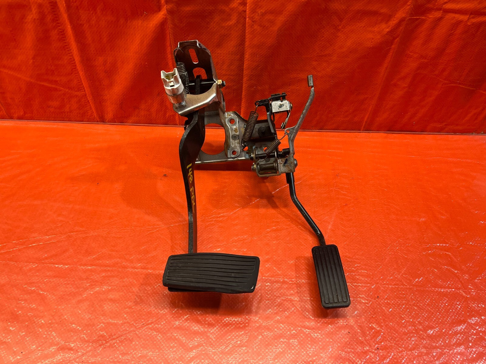 94 01 ACURA INTEGRA   AUTOMATIC TRANSMISSION MODEL   GAS AND BRAKE PEDAL OEM 1480