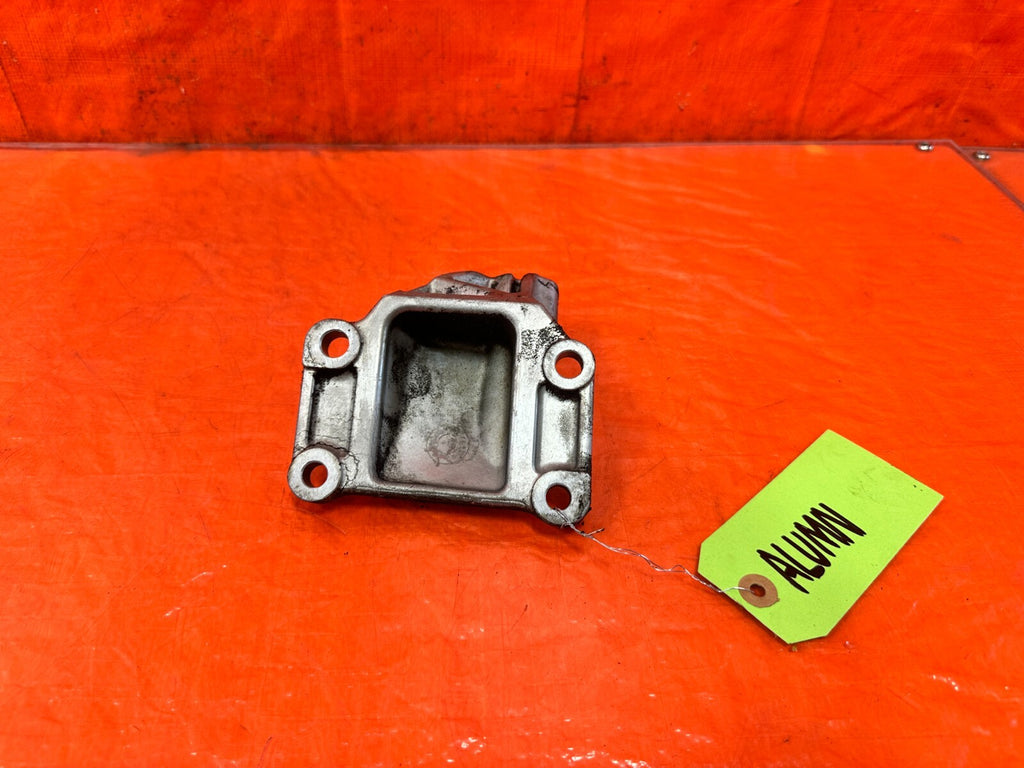 03 07 INFINITI G35 COUPE   RIGHT ALUMINUM ENGINE BRACKET   REAR WHEEL DRIVE 2982