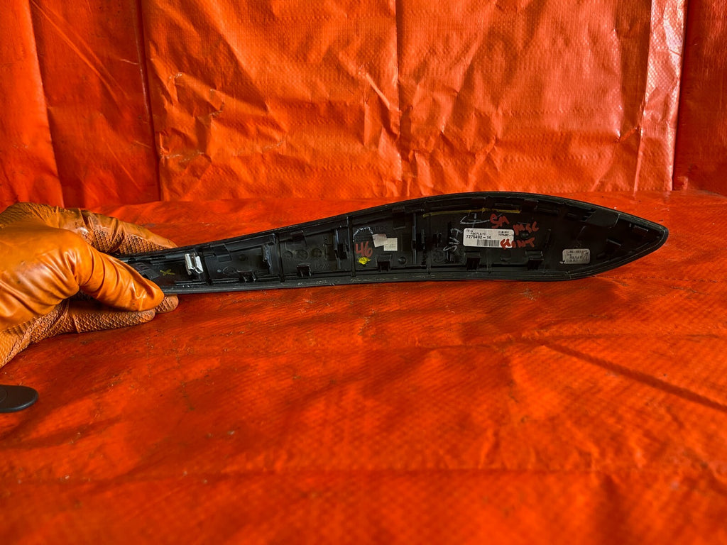 BMW 13 16 328i / 13 16 320i   PASSENGER RIGHT FRONT   DOOR PANEL GRAB TRIM   OEM4