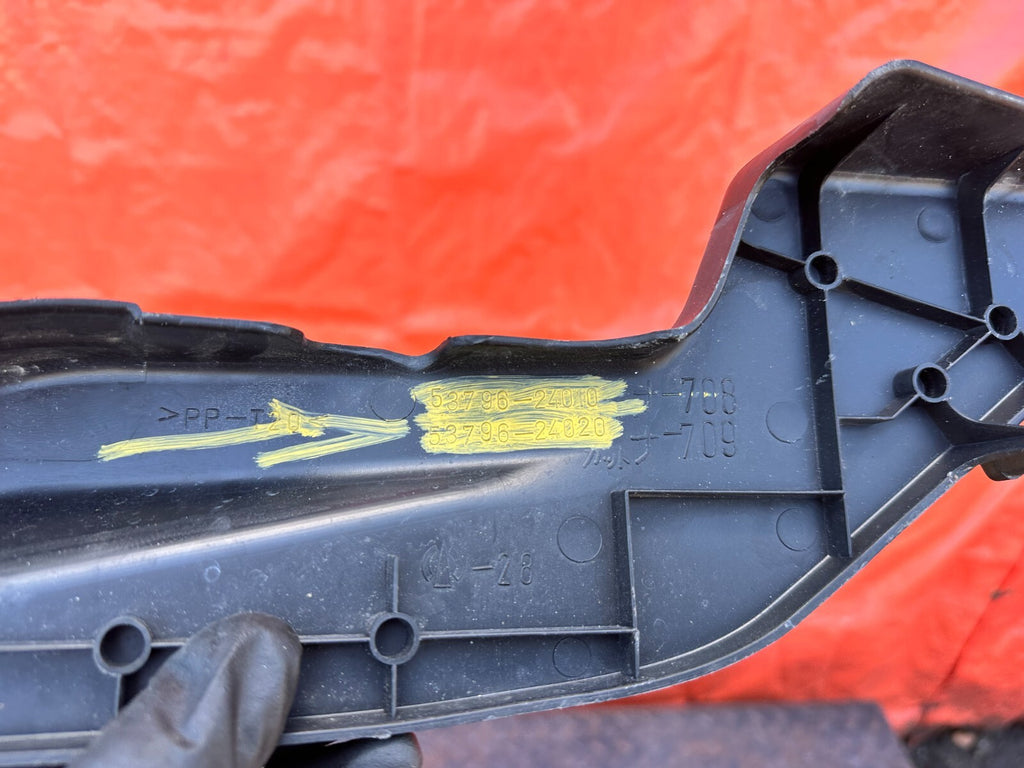 02 10 LEXUS SC430   ENGINE ROOM DRIVER SIDE COVER   53796 24010   OEM #28811