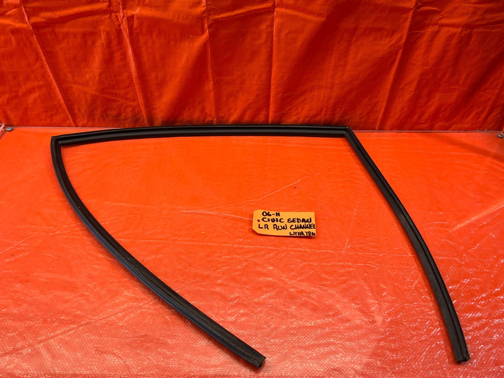 06 11 CIVIC 4D SEDAN   DRIVER LEFT REAR WEATHER STRIP RUN CHANNEL   OEM #2200