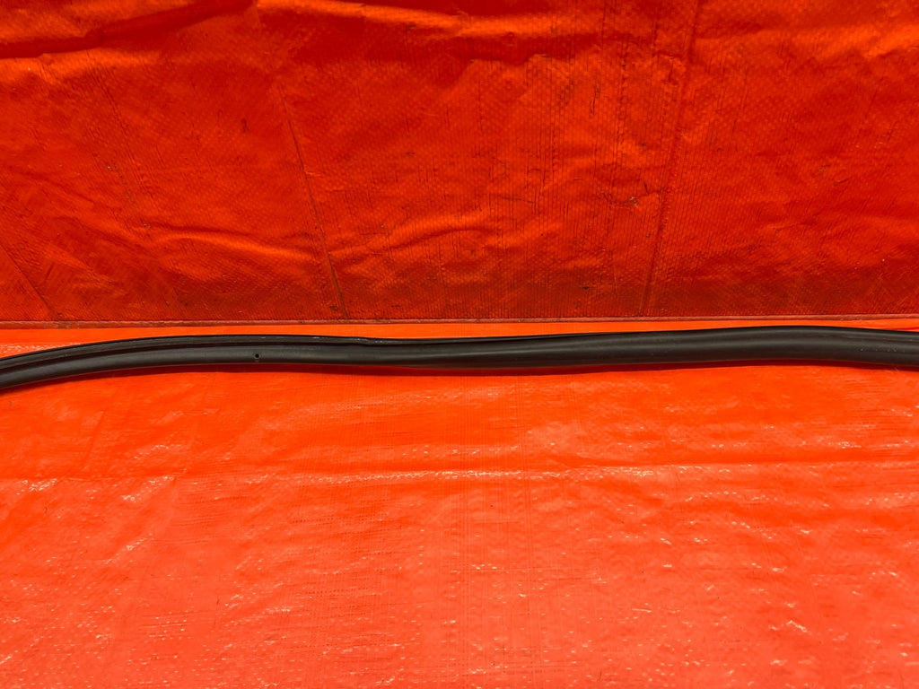 08 15 INFINITI G37 & Q60   RIGHT DOOR   LOWER WEATHER STRIP SEAL OEM #2078