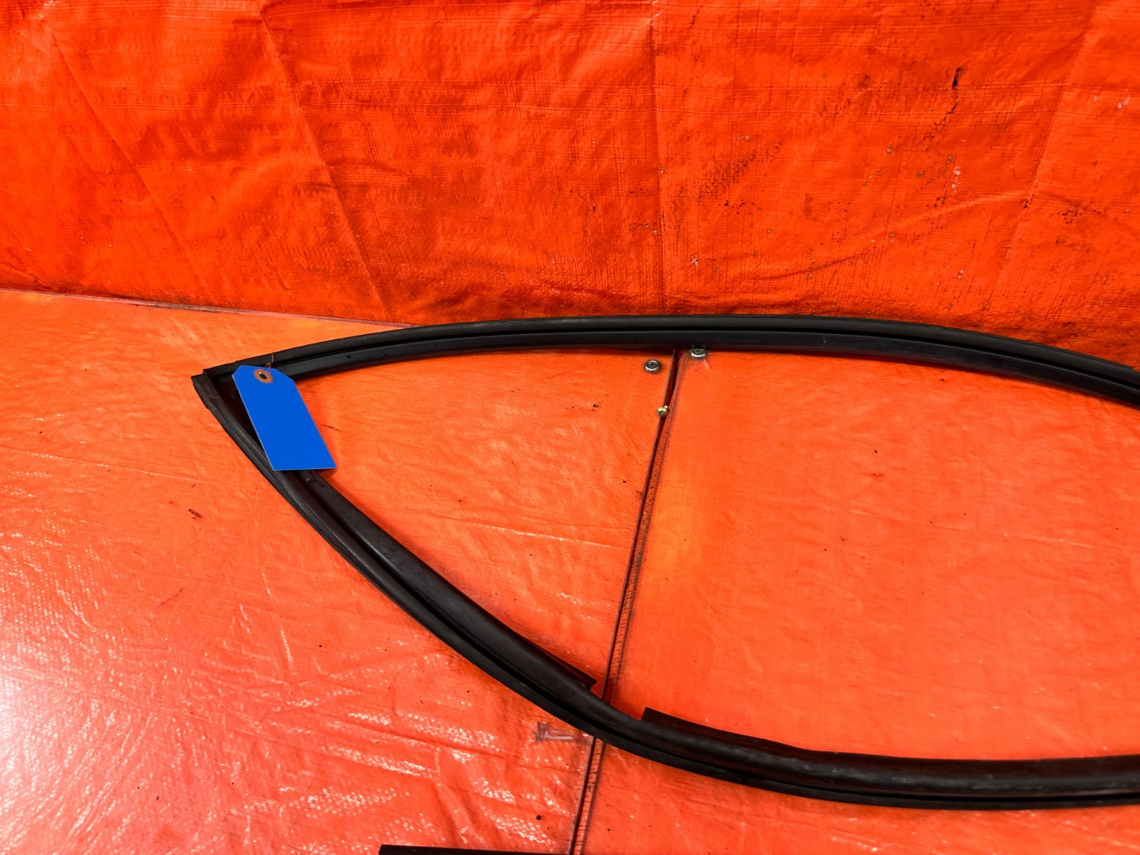 96 00 HONDA CIVIC COUPE   RIGHT WINDOW GLASS DOOR RUN CHANNEL   OEM 3195
