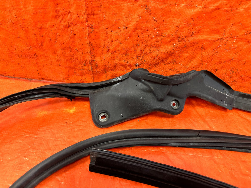 09 15 INFINITI G37 CONVERTIBLE REAR CONVERTIBLE TOP WEATHER STRIP RUBBER GASKET3