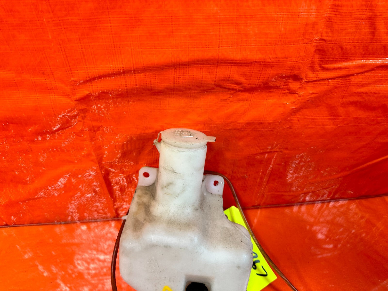 90 93 MAZDA MX 5 MIATA   WINDSHIELD WIPER RESERVOIR TANK W/ MOTOR   OEM #2677