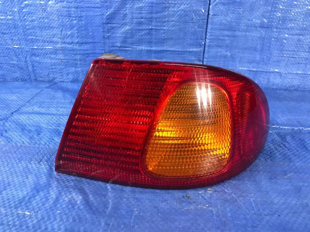 OEM 2002 02 TOYOTA COROLLA S   PASSENGER RIGHT  OUTER TAIL LIGHT R RH0