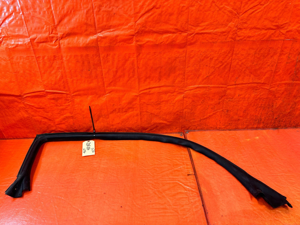 10 16 HYUNDAI GENESIS COUPE   RIGHT DOOR UPPER WEATHER STRIP SEAL OEM #3260