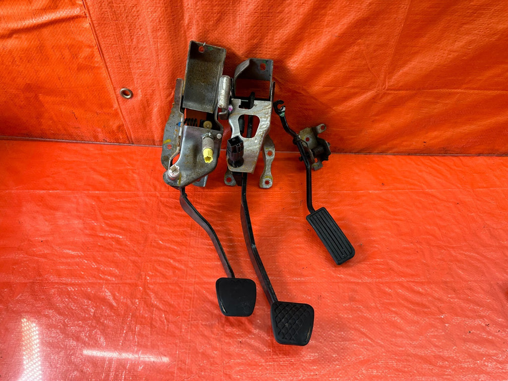02 05 HONDA CIVIC SI EP3 HATCH   MANUAL PEDALS   GAS BRAKE CLUTCH   OEM #2300