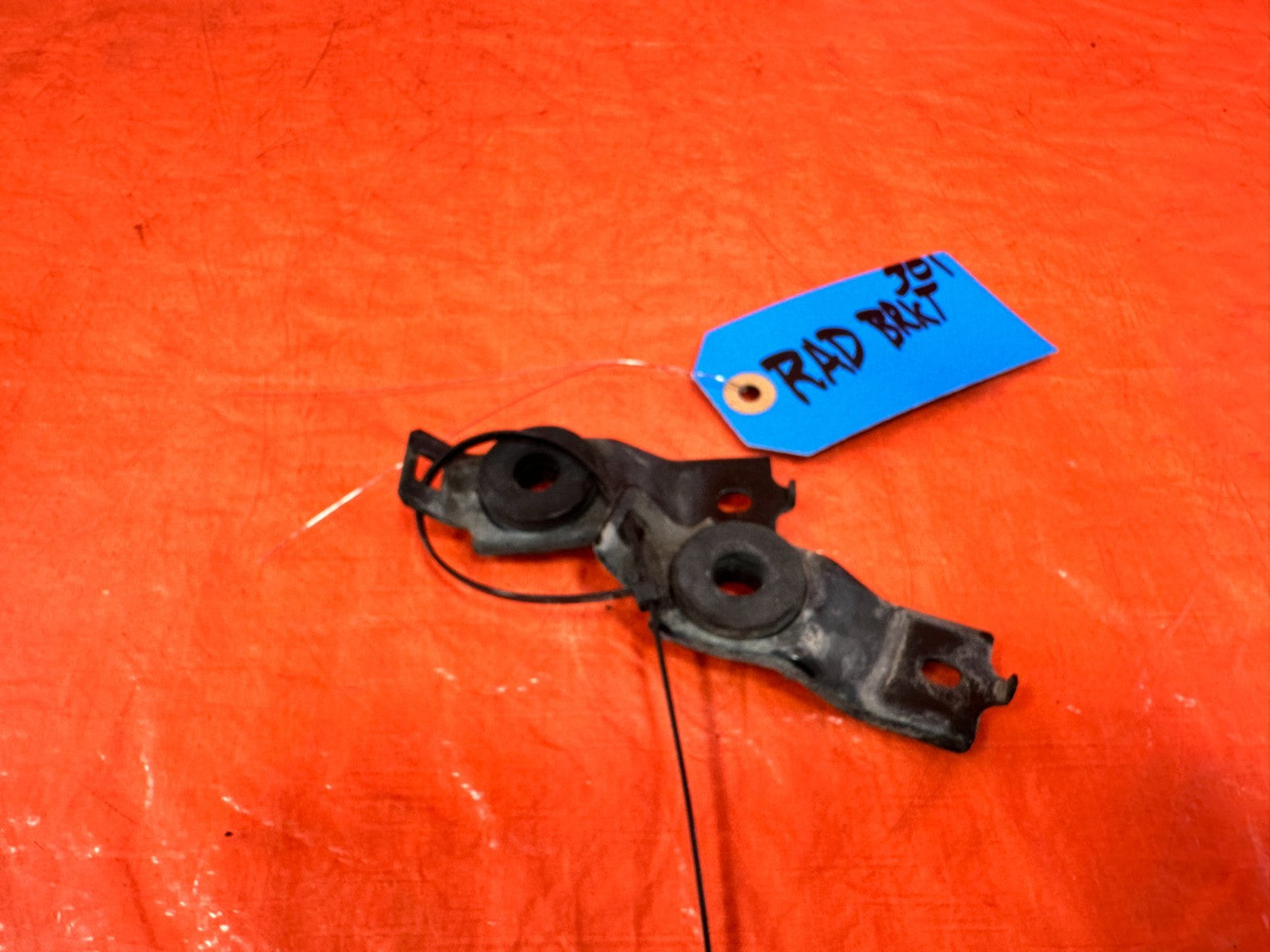 97 01 HONDA CR V CRV   RADIATOR BRACKETS   OEM #3011