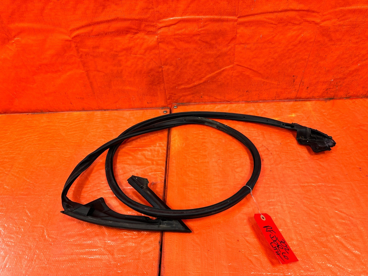 10-16 HYUNDAI GENESIS COUPE RIGHT LOWER DOOR WEATHER STRIP RUBBER SEAL 3020