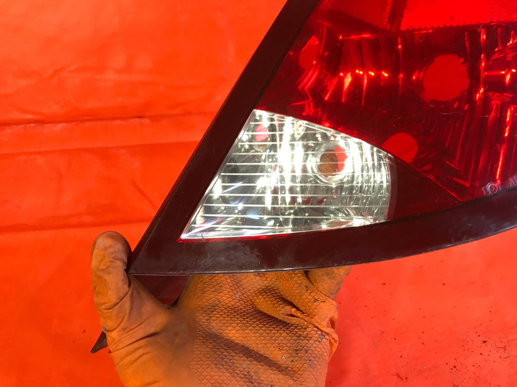 OEM 2003 2004 03 04 SATURN ION 4 DOOR SEDAN PASSENGER RIGHT TAIL LIGHT LAMP1