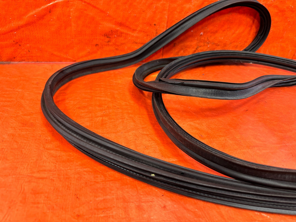 94 01 ACURA INTEGRA 2D TAIL GATE TRUNK HATCH LATCH WEATHER TRIM STRIP MOLDING 0912