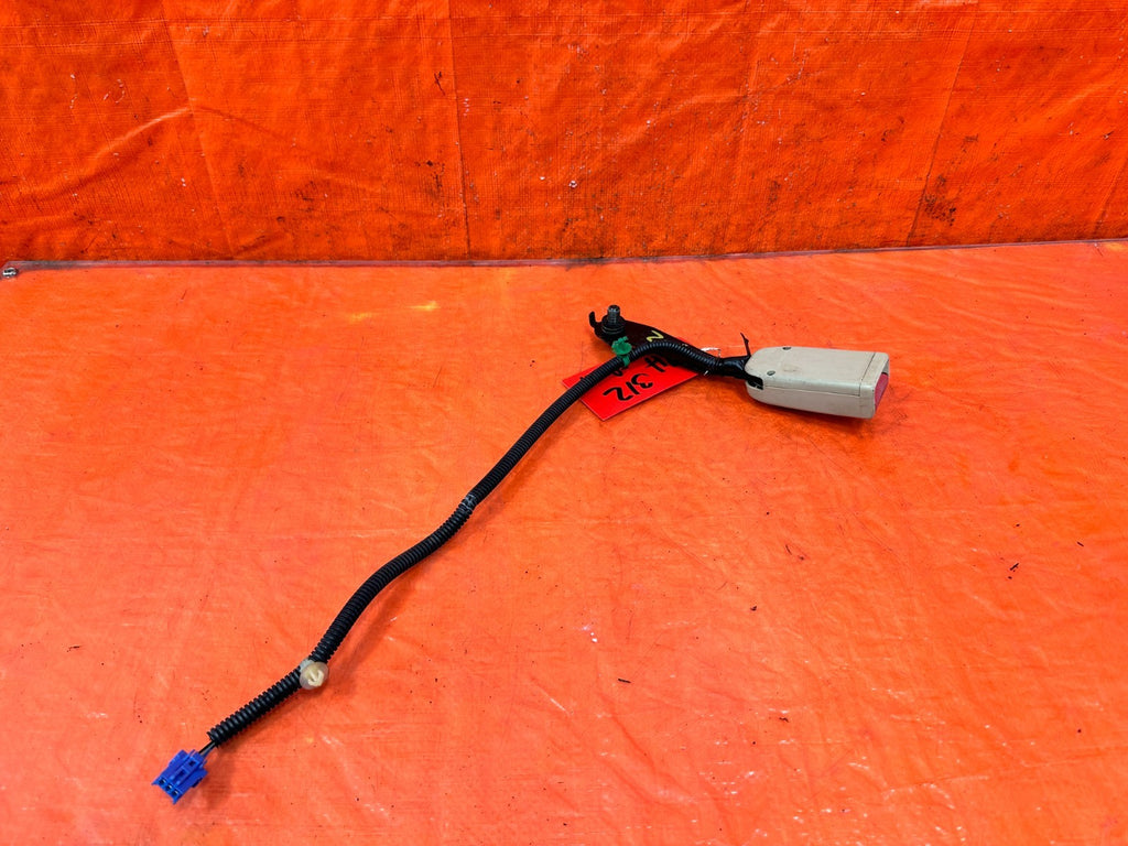 04 05 ACURA TSX   PASSENGER RIGHT FRONT SEAT BELT CLIP BUCKLE TAN OEM 3121