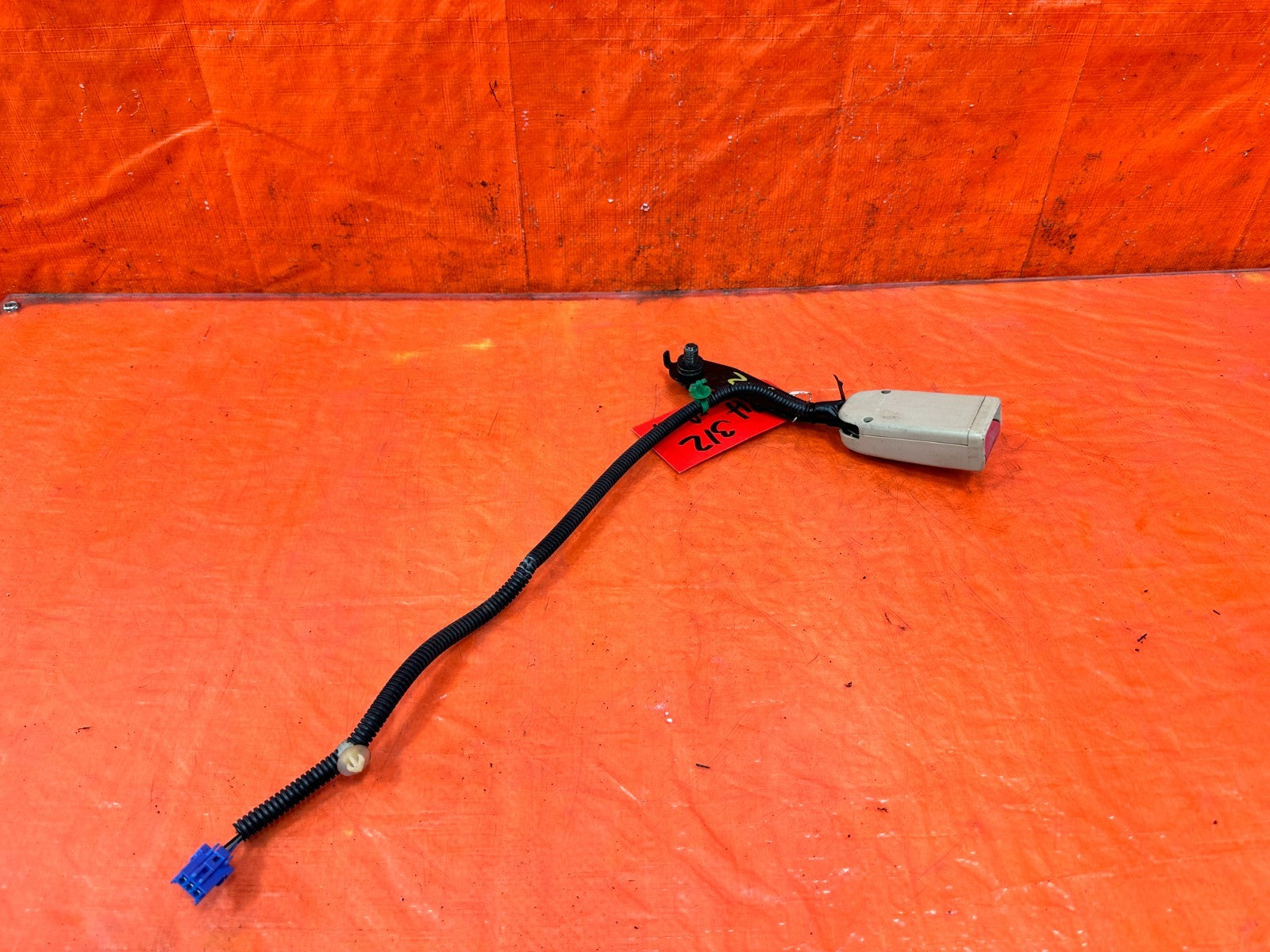04 05 ACURA TSX   PASSENGER RIGHT FRONT SEAT BELT CLIP BUCKLE TAN OEM 3121