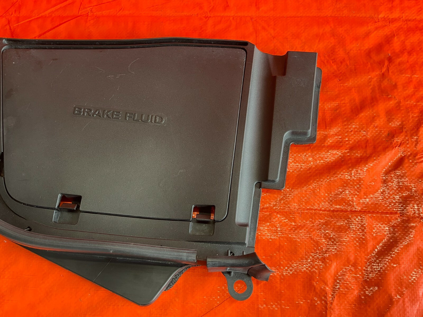 08 13 INFINITI   G37 2D COUPE   DRIVER LEFT   BRAKE FLUID COVER W/ TRIM COMPLETE2