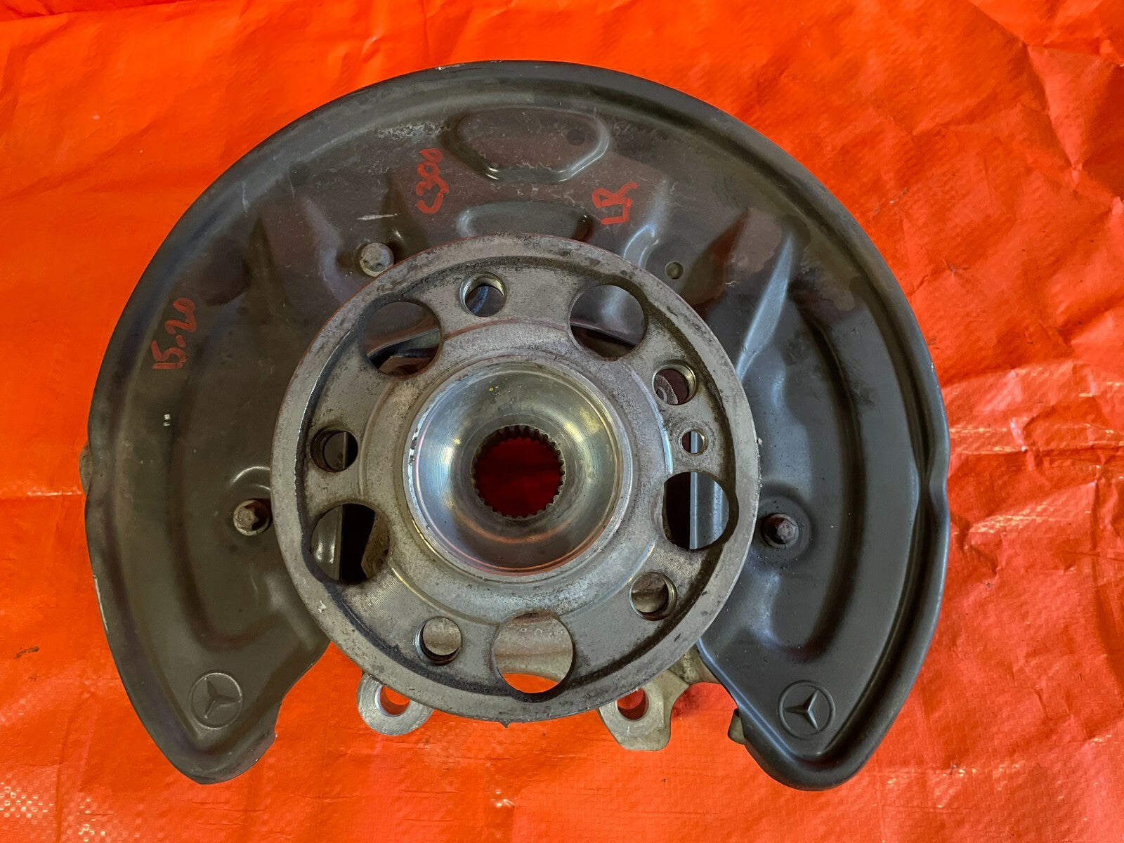 15 20 MERCEDES BENZ C300 W205 4MATIC   DRIVER LEFT REAR SPINDLE KNUCKLE HUB OEM1