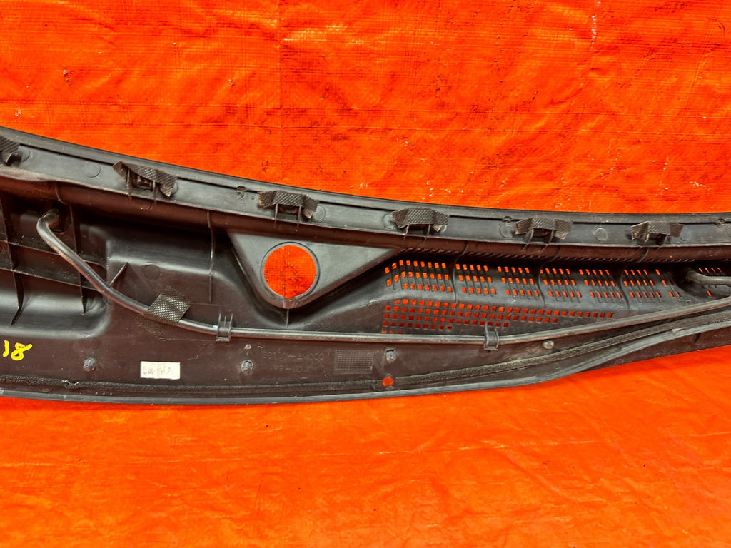 13 16 HYUNDAI GENESIS COUPE   WINDSHIELD WIPER COWL TRIM PLASTIC   OEM 31816