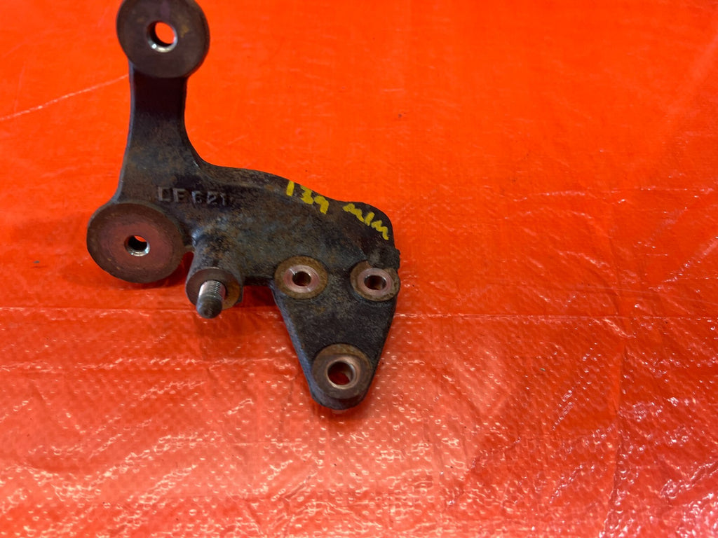 02 06 ACURA RSX   POWER STEERING RACK DRIVER LEFT MOUNTING BRACKET B   OEM #1396