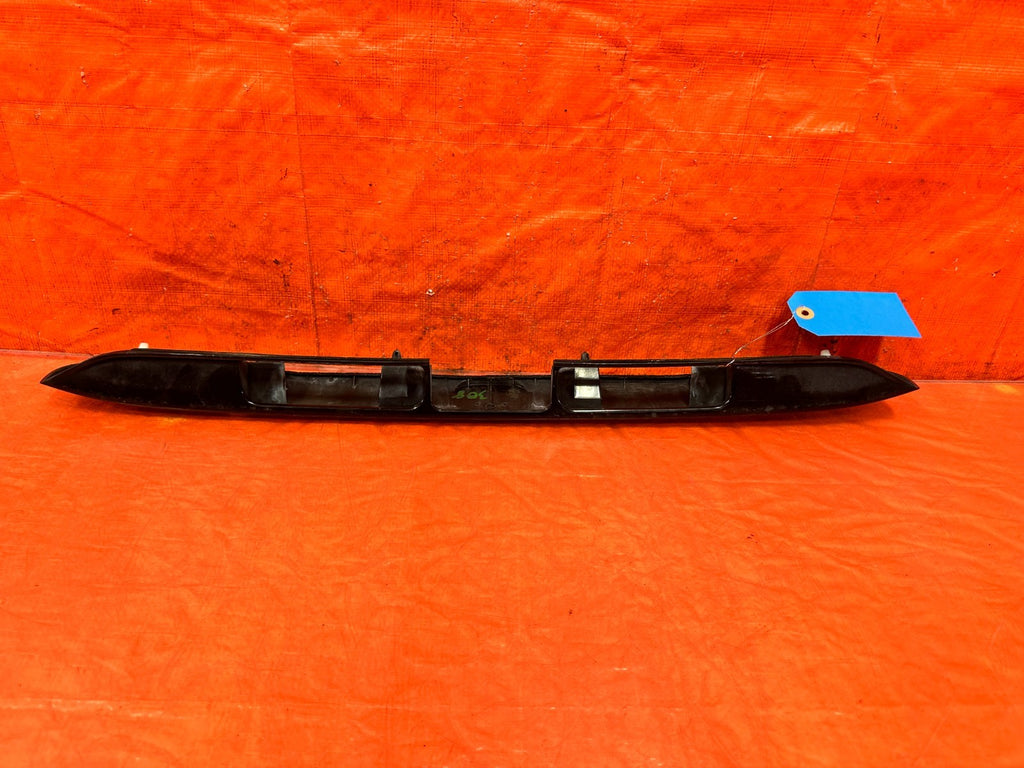02 05 HONDA CIVIC SI EP3 HATCHBACK   REAR HATCH TAIL GATE LICENSE PLATE TRIM 3088