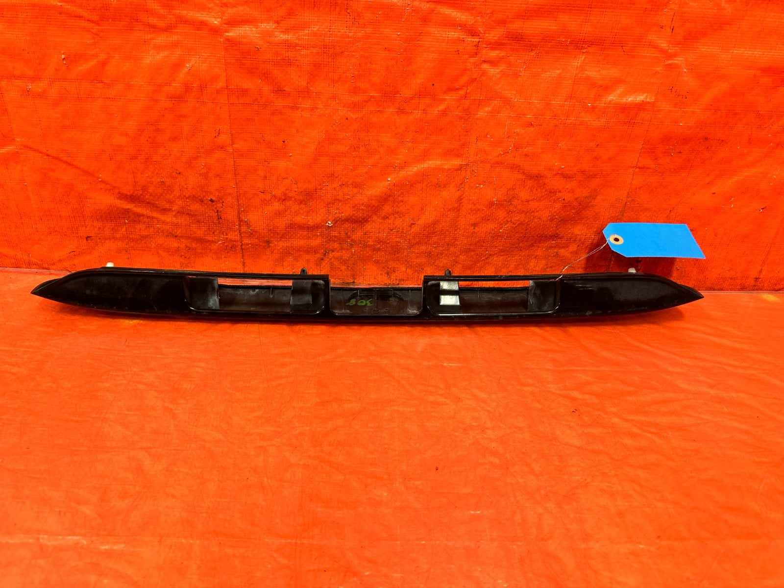 02 05 HONDA CIVIC SI EP3 HATCHBACK   REAR HATCH TAIL GATE LICENSE PLATE TRIM 3088