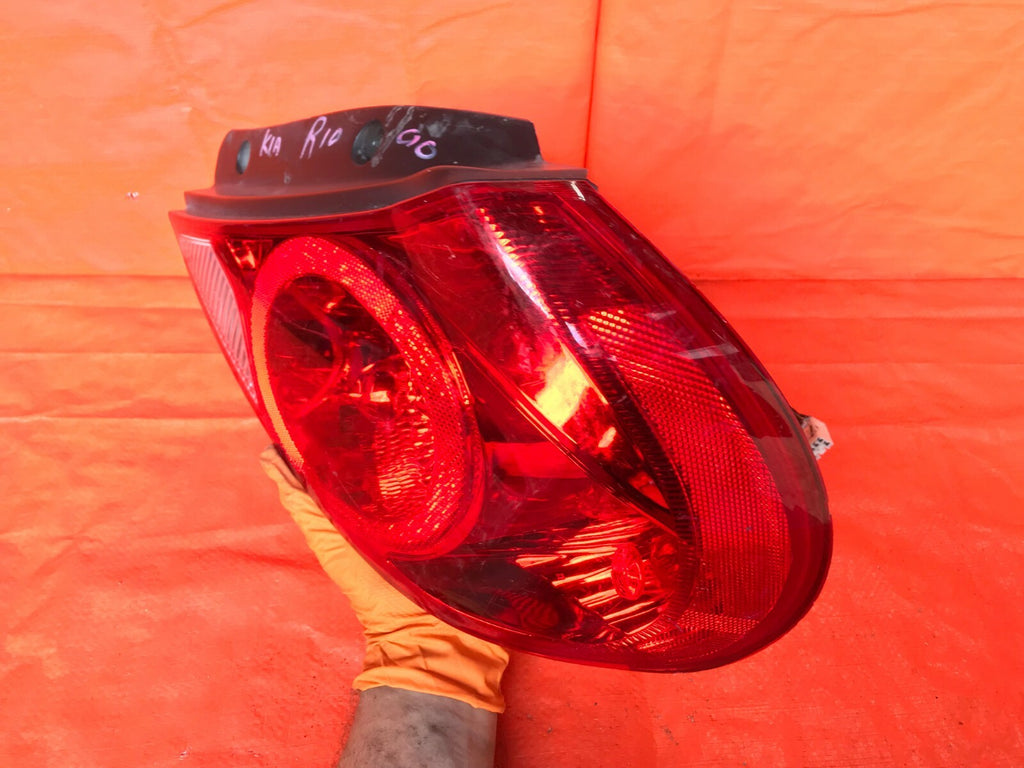 OEM 2002 2003 2004 KIA SPECTRA   SEDAN   PASSENGER RIGHT TAIL LIGHT LAMP 02 038