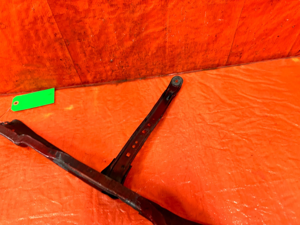 90 91 HONDA CIVIC HATCHBACK   CENTER RADIATOR SUPPORT T BRACKET   OEM 3179