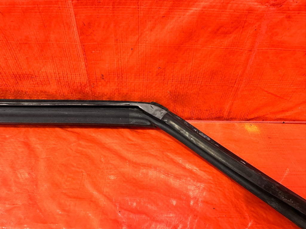 04 08 ACURA TSX   PASSENGER RIGHT FRONT WINDOW GLASS RUN CHANNEL   OEM #2754