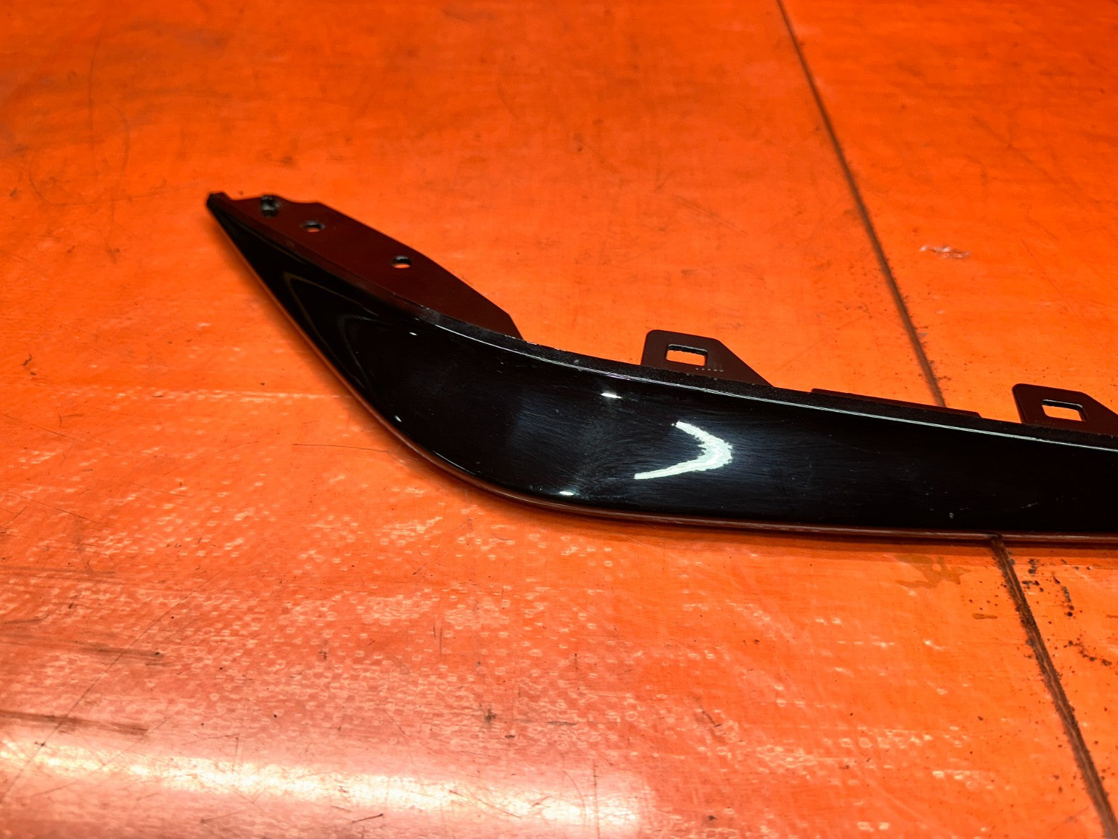 22 26 CADILLAC CT4 BLACKWING   PASSENGER RIGHT LOWER DEFLECTOR FASCIA 845909046
