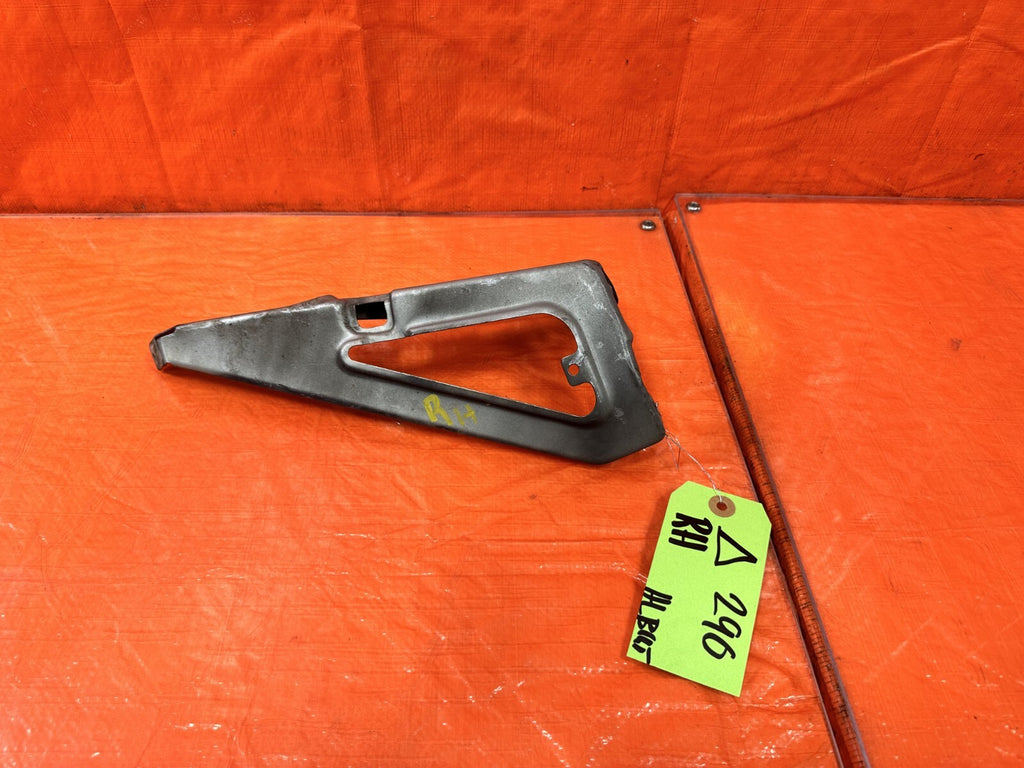 00 09 HONDA S2000 PASSENGER RIGHT TRIANGLE FENDER TO HEADLIGHT BRACKET OEM 2900