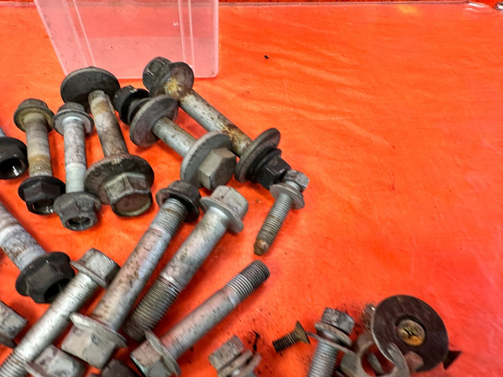 13 16 HYUNDAI GENESIS COUPE   REAR SPINDLE KNUCKLE HUB BOLTS HARDWARE   OEM 3267