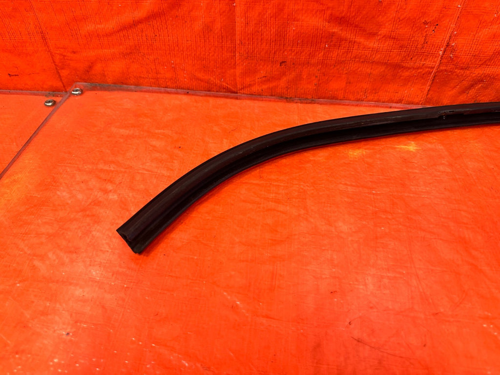 96 00 HONDA CIVIC   SEDAN   PASSENGER RIGHT REAR DOOR WINDOW RUN CHANNEL   29713