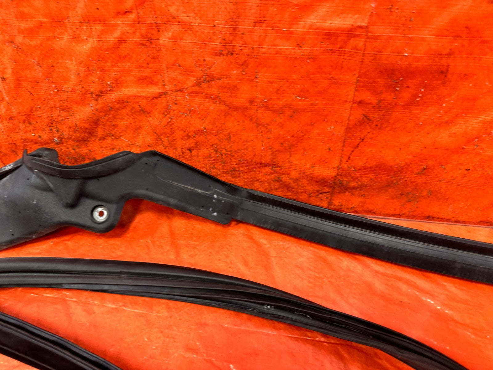 09 15 INFINITI G37 CONVERTIBLE REAR CONVERTIBLE TOP WEATHER STRIP RUBBER GASKET2