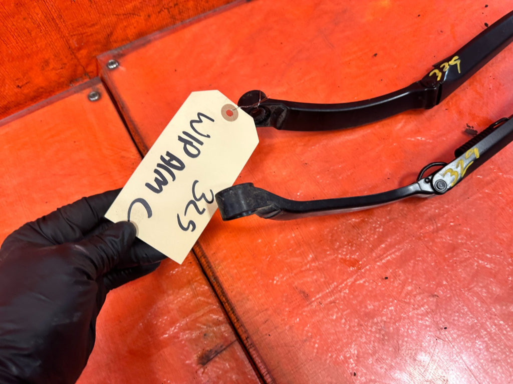 09 15 INFINITI G37 CONVERTIBLE   LEFT & RIGHT WINDSHIELD WIPER ARMS   OEM #3299