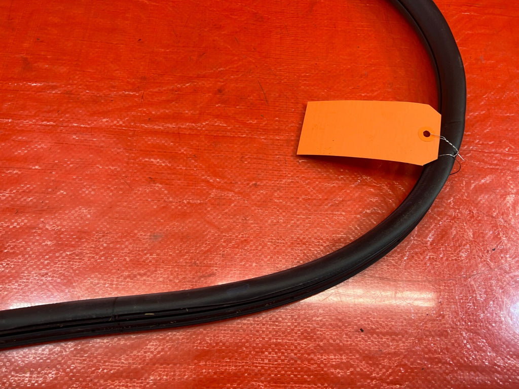 04 08 ACURA TSX   RIGHT REAR   DOOR TO CHASSIS WEATHER STRIP OPEN TRIM OEM #20917