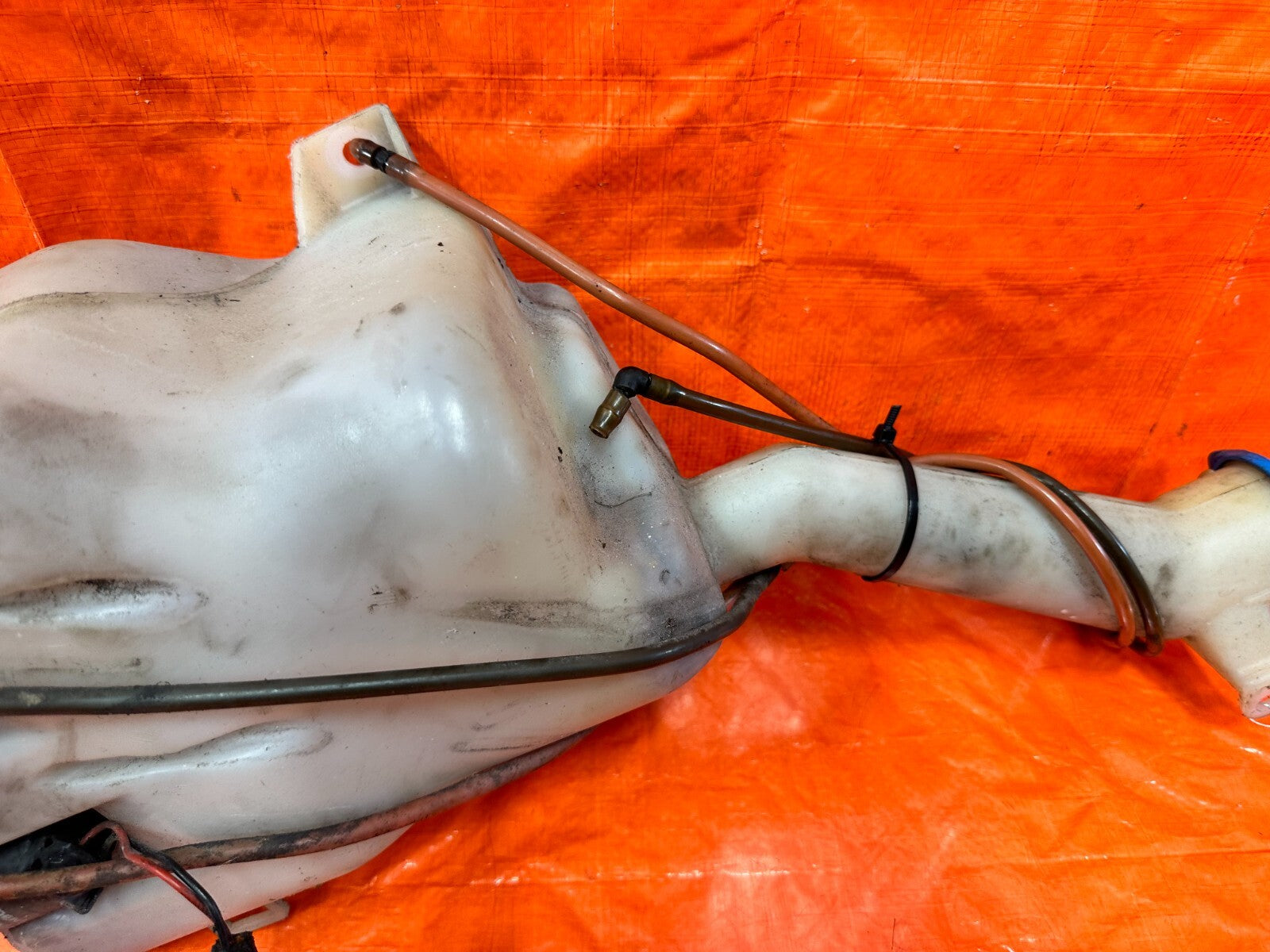 96 00 HONDA CIVIC DX HATCHBACK WINDSHIELD WIPER RESERVOIR TANK W/ MOTOR OEM #2872