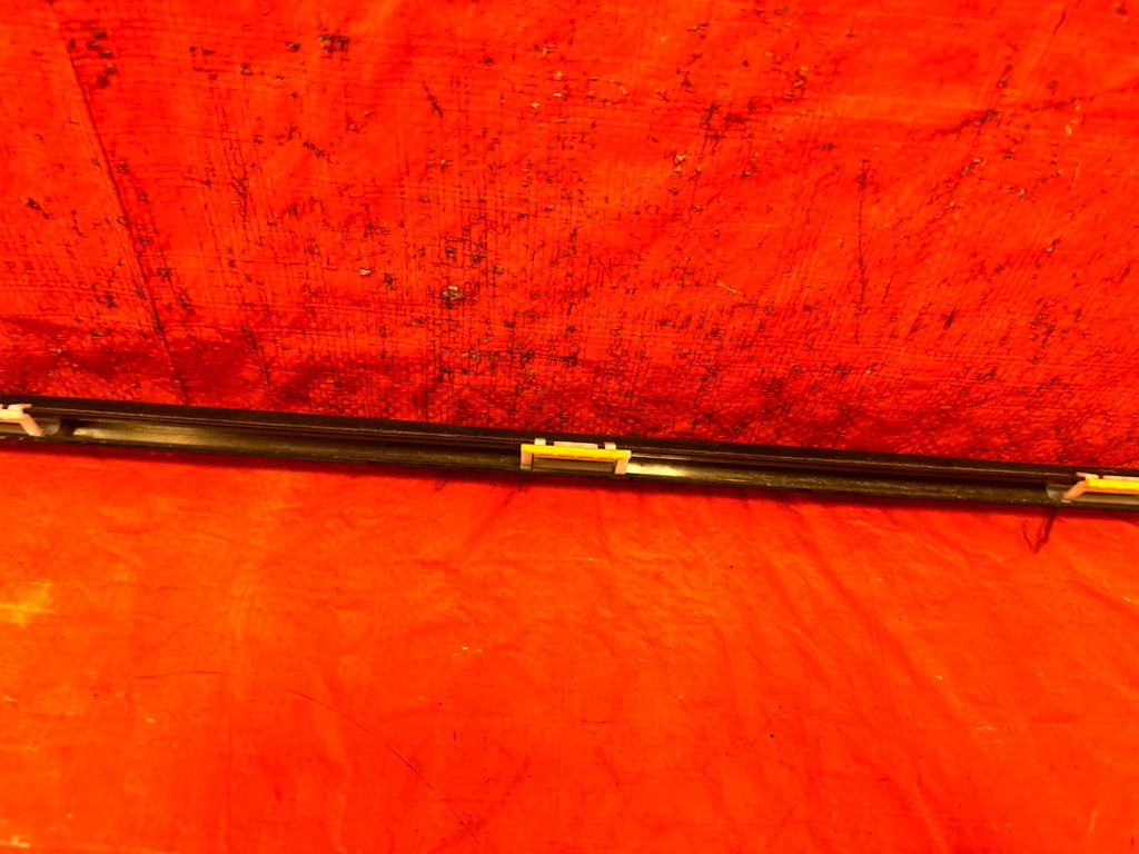 02 05 HONDA CIVIC SI EP3 HATCH   RIGHT FRONT EXTERIOR WINDOW GLASS TRIM OEM #2138