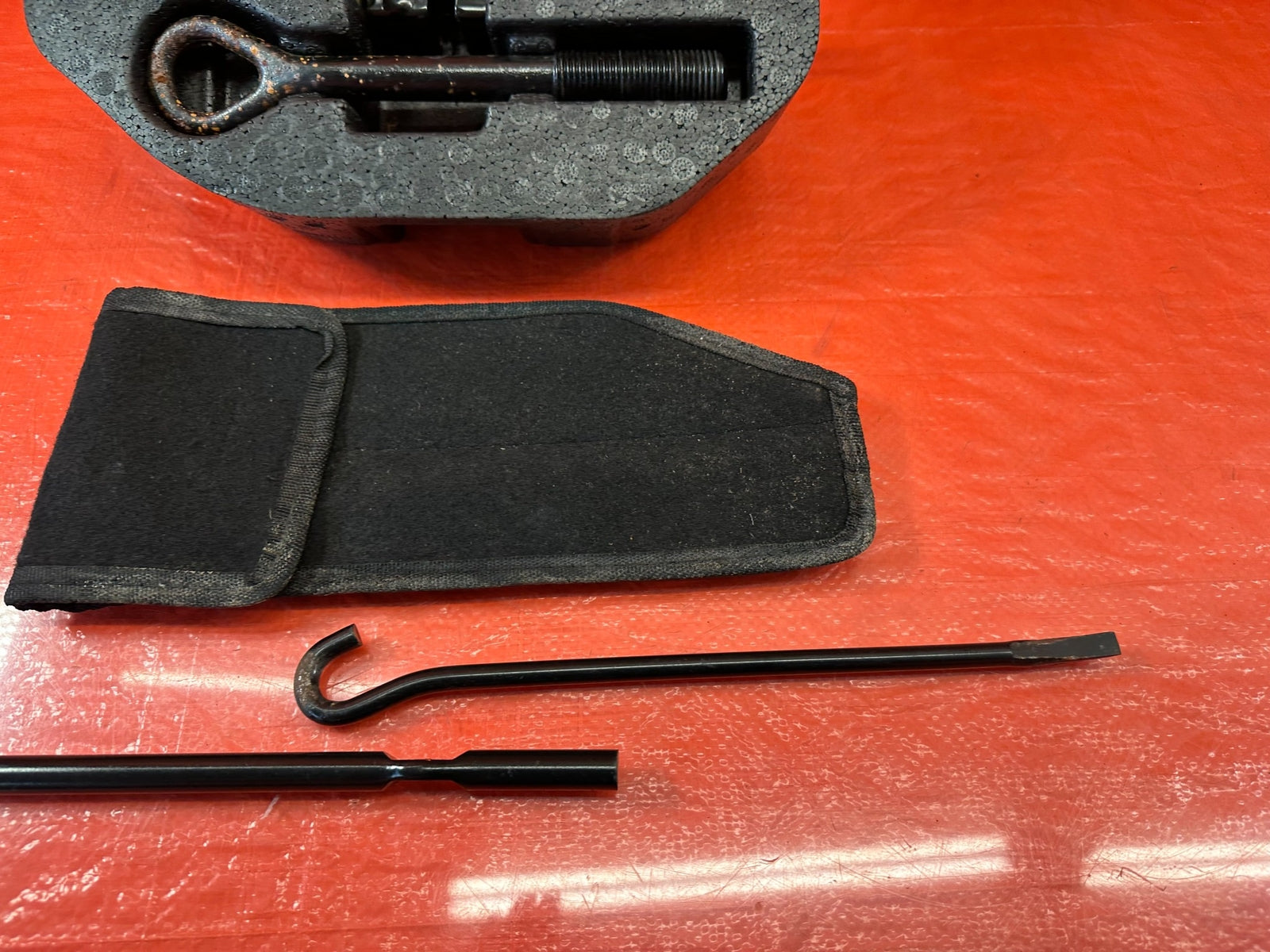 13 16 HYUNDAI GENESIS COUPE   SPARE TIRE TOOL KIT W/ SCISSOR JACK & ALL OEM #2195