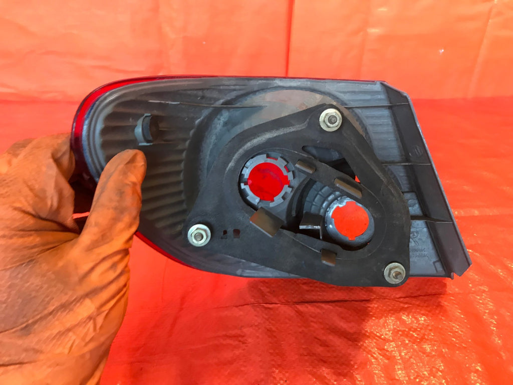 OEM 2006 2007 2007 TOYOTA COROLLA PASSENGER RIGHT OUTER TAIL LIGHT LAMP 07 085