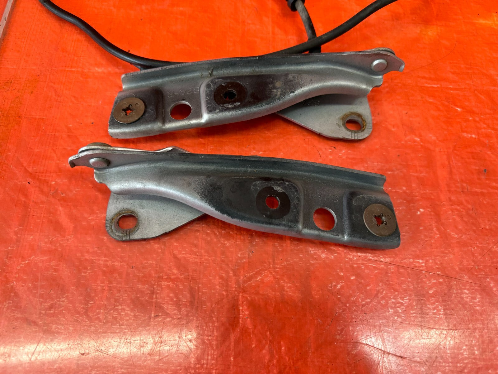 00 09 HONDA S2000   LEFT & RIGHT HOOD HINGES   W/ WIPER LINE   OEM FACTORY #2241