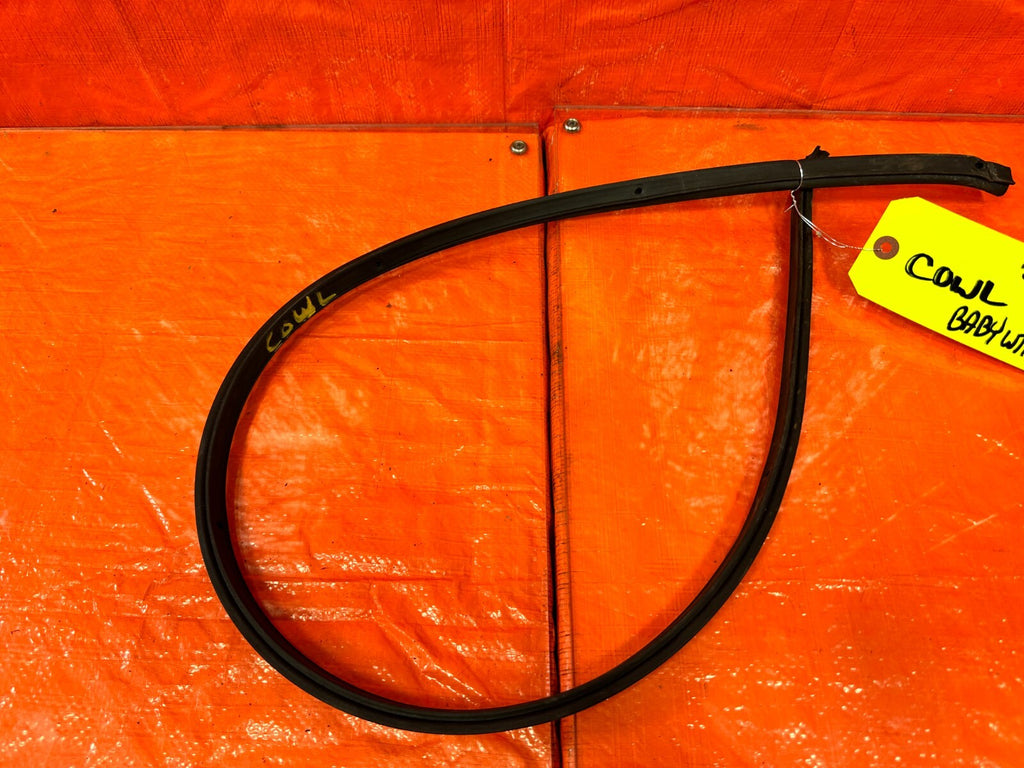 90 93 MAZDA MX 5 MIATA   WIPER COWL WEATHER STRIP RUBBER GASKET   OEM #2677