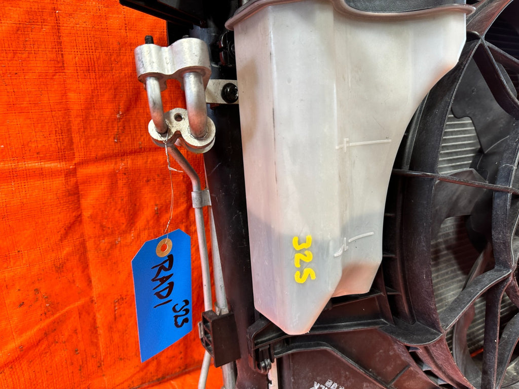 12 14 HYUNDAI GENESIS COUPE BK2 2.0L   RADIATOR W/ BOTH COOLING FANS & TANK 32515