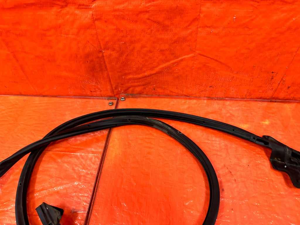 10 16 HYUNDAI GENESIS COUPE RIGHT LOWER DOOR WEATHER STRIP RUBBER SEAL 3023