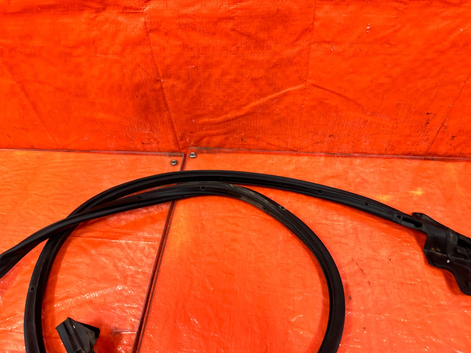 10 16 HYUNDAI GENESIS COUPE RIGHT LOWER DOOR WEATHER STRIP RUBBER SEAL 3023