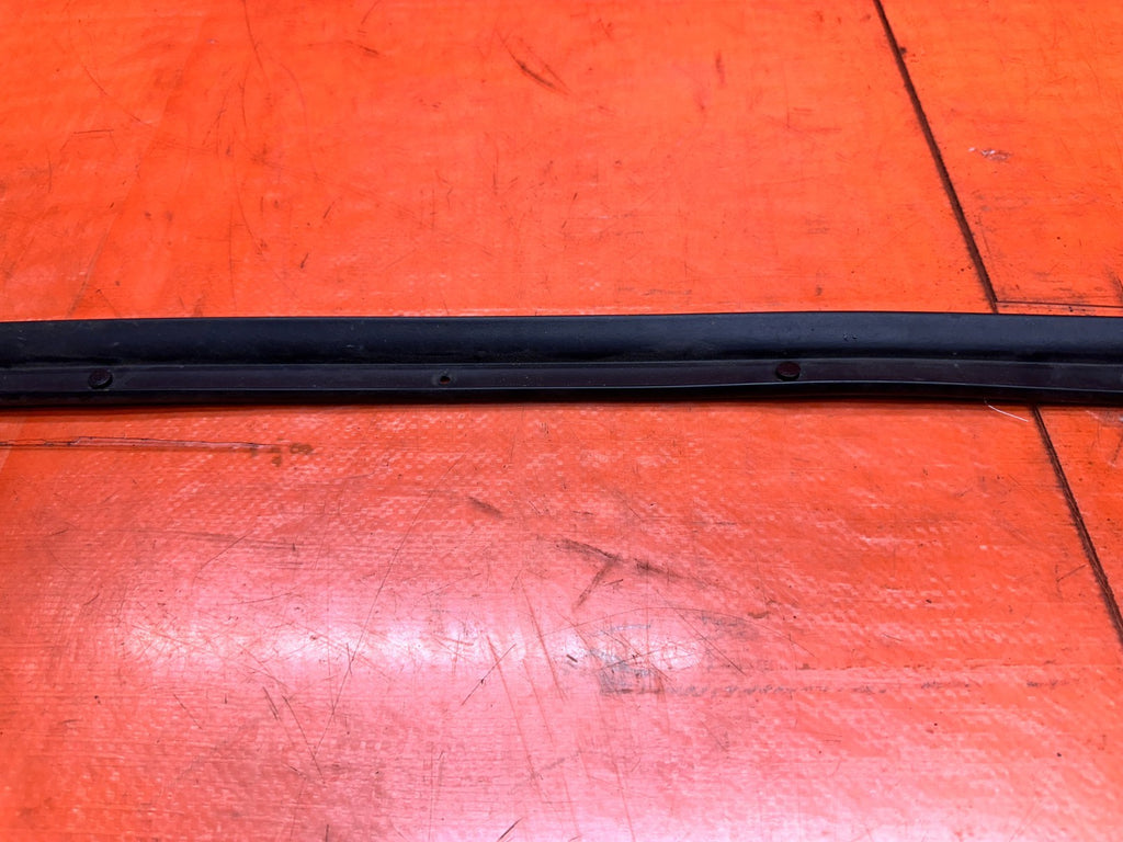 2016-2020 INFINITI Q60 COUPE PASSENGER RIGHT DOOR SUB SEAL RUBBER OEM #20Q606